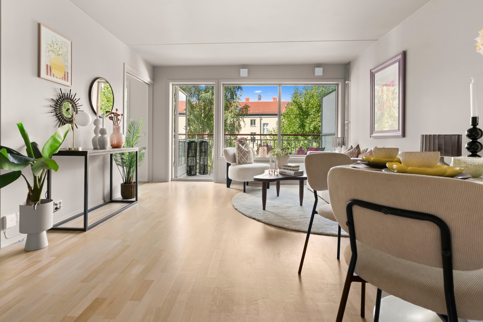 Med store vindusoverflater mot vest har man nesten ikke behov for å slå på lysbryteren. Galleribilde