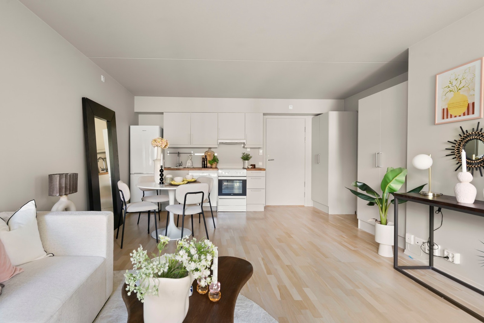 Ved inngangspartiet har man gode oppbevarings muligheter. Galleribilde