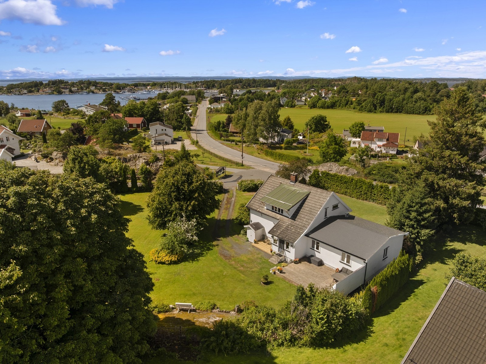 I Husløsveien 1 bor du tett på sjøen og skjærgården. Flere fine badesteder på Lervik, Skjæløy og Saltnes er innenfor sykkelavstand. Galleribilde