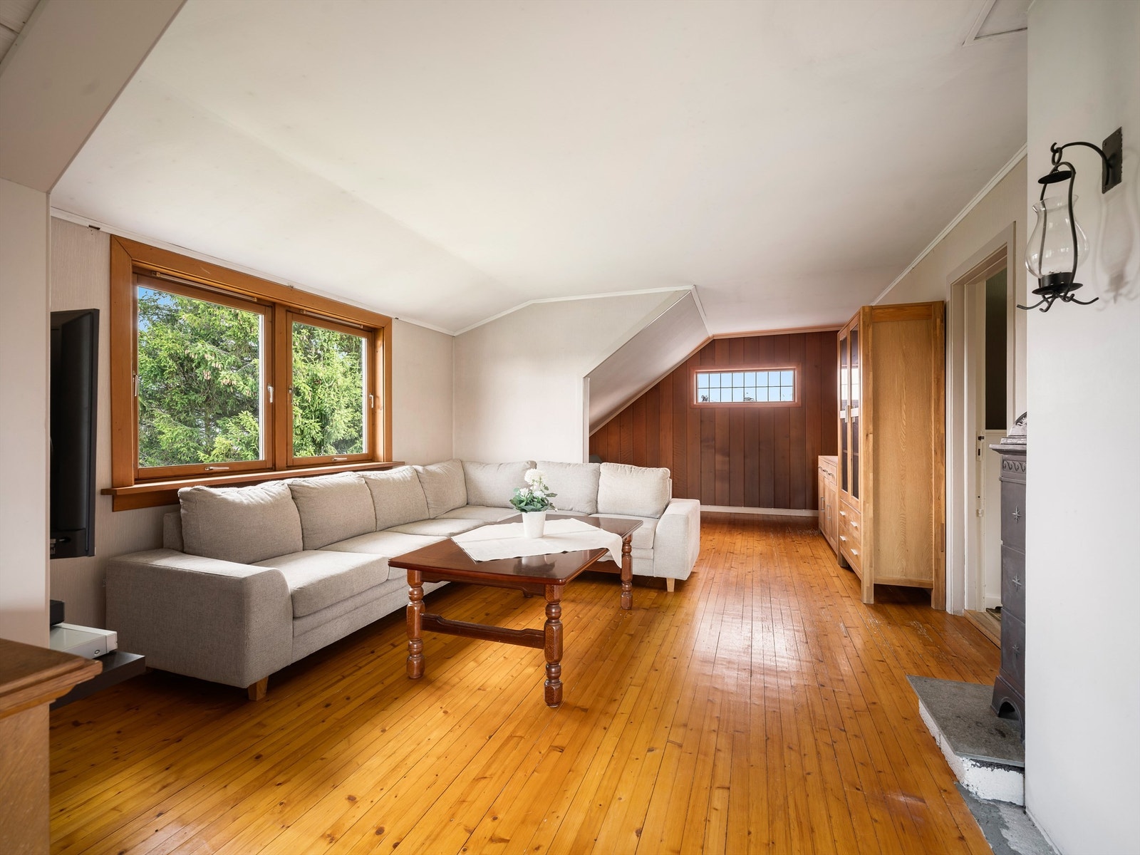 I andre etasje inngår mye av arealet i denne romslige loftstuen. Galleribilde