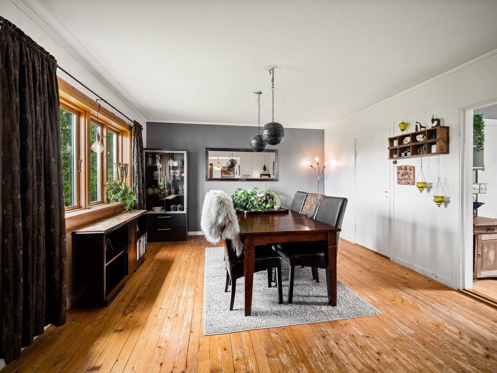 Første etasje er innholdsrik med et internt bruksareal på 130 kvm. som blant annet inkluderer to stuer. Galleribilde