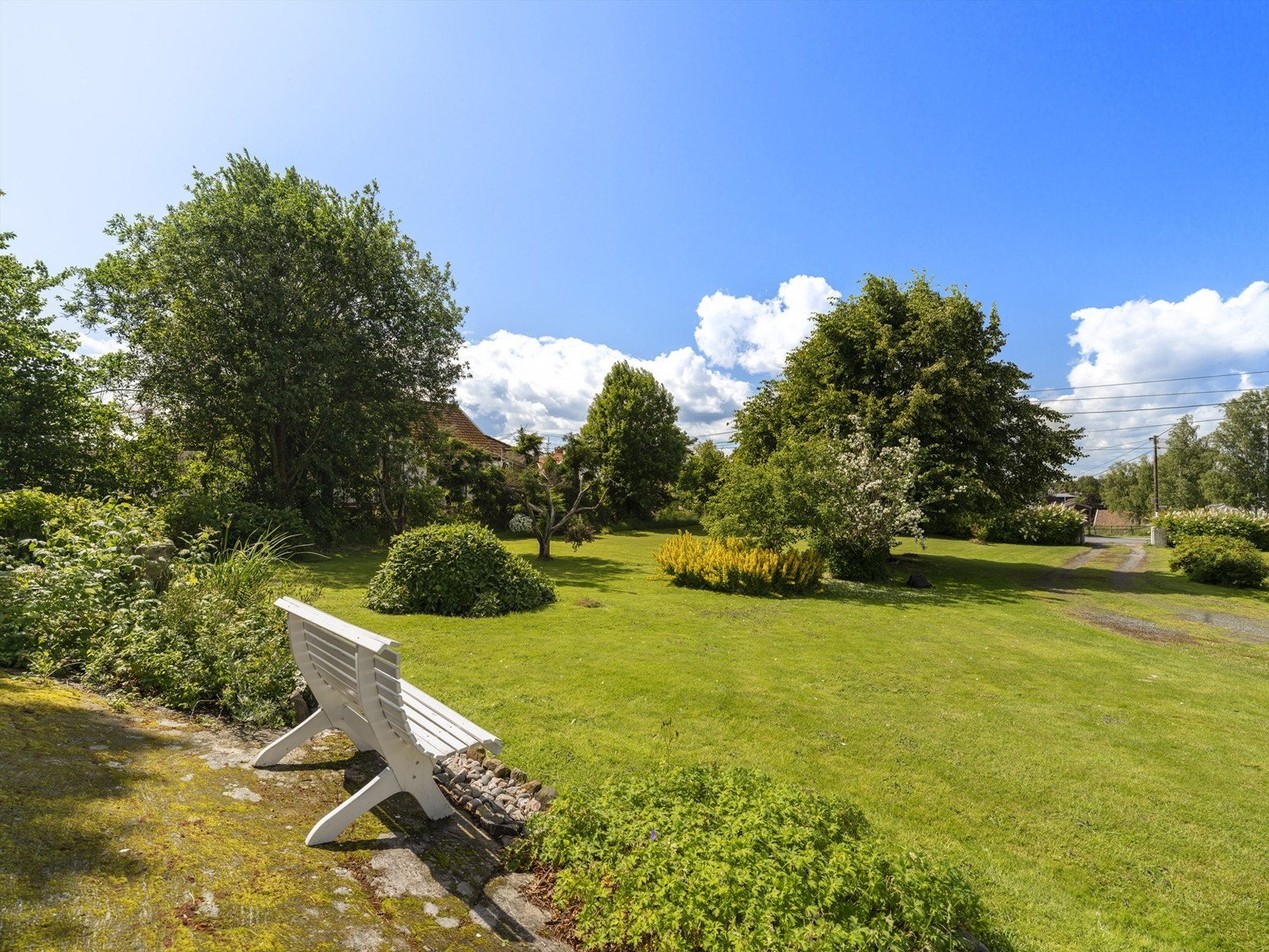 Eiendommen består av to bruksnumre som til sammen er angitt til hele 2.553 kvm. Arealet er imidlertid usikkert og ikke oppmålt i nyere tid. Galleribilde