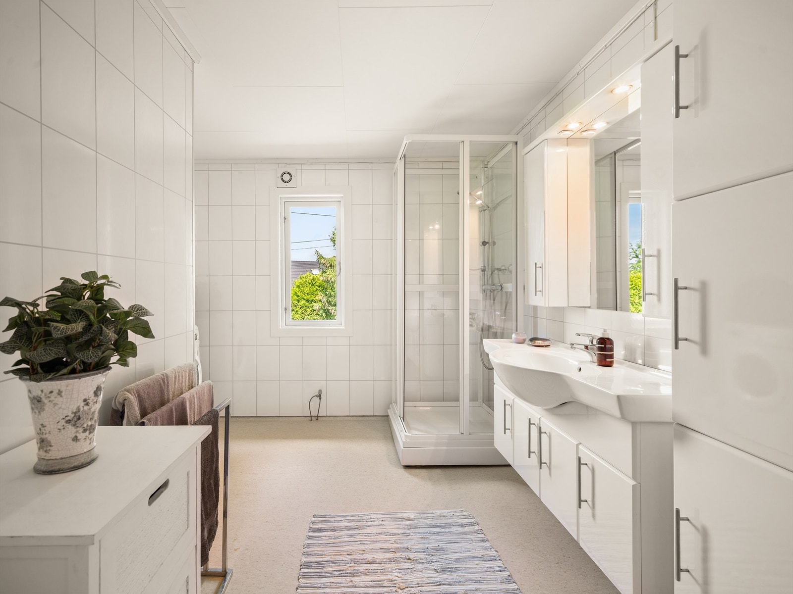 I tilbygget inngår også badet som ble etablert i 1972 og i sin helhet er gitt TG 3. Badet ble dels pusset opp for ca. 10-12 år tilbake. Galleribilde