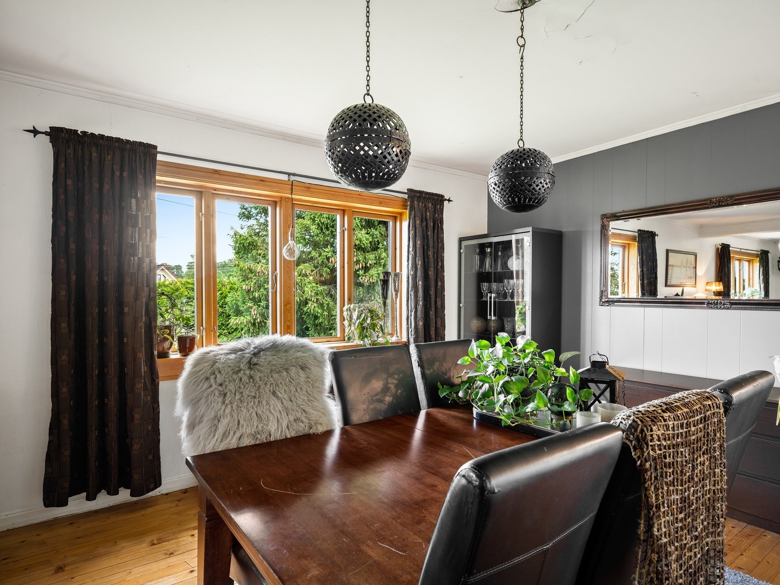 Tettvoksende hekk langs Lervikveien skjermer effektivt for innsyn til så vel hagen som boligens indre. Galleribilde