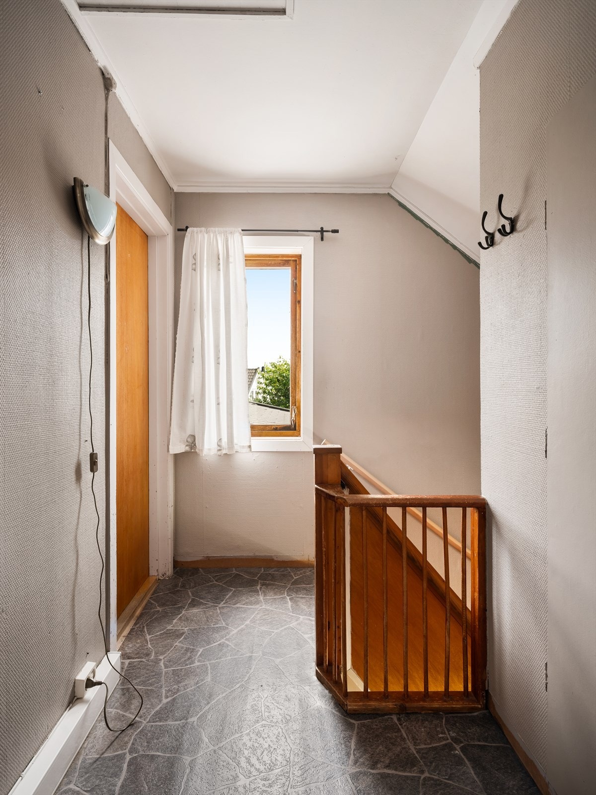 Til andre etasje er det adkomst på trapp fra felles gang i første. Galleribilde