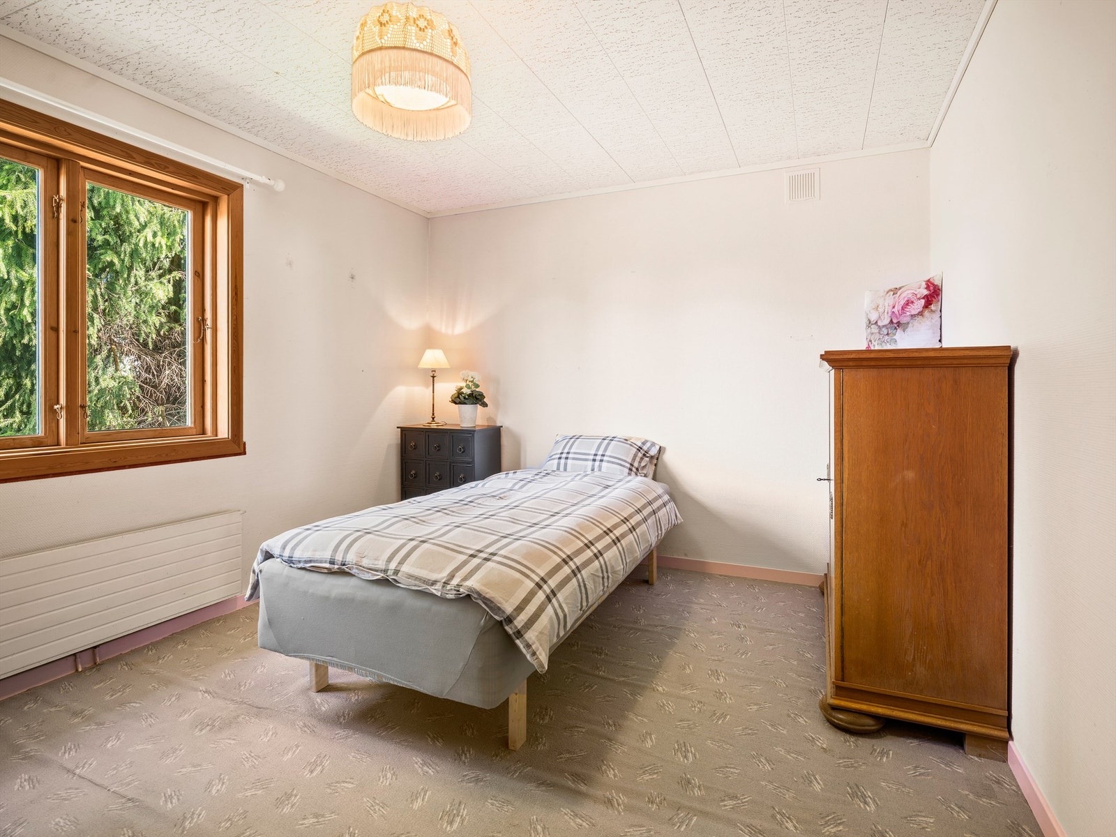 Dette og ytterligere tre soverom inngår i tilbygget del av første etasje. Galleribilde