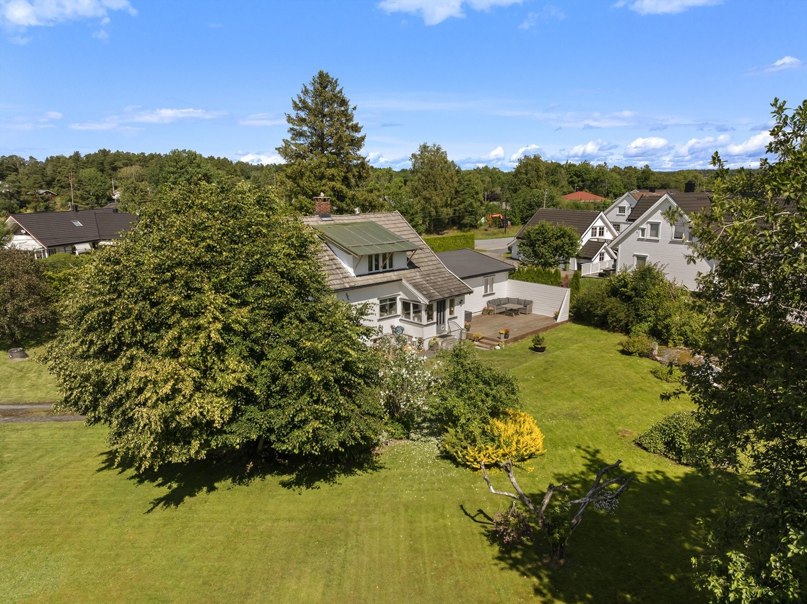 Den omfangsrike plenen rundt boligen er ypperlig for leker og ikke minst hageselskap når været tillater. Galleribilde