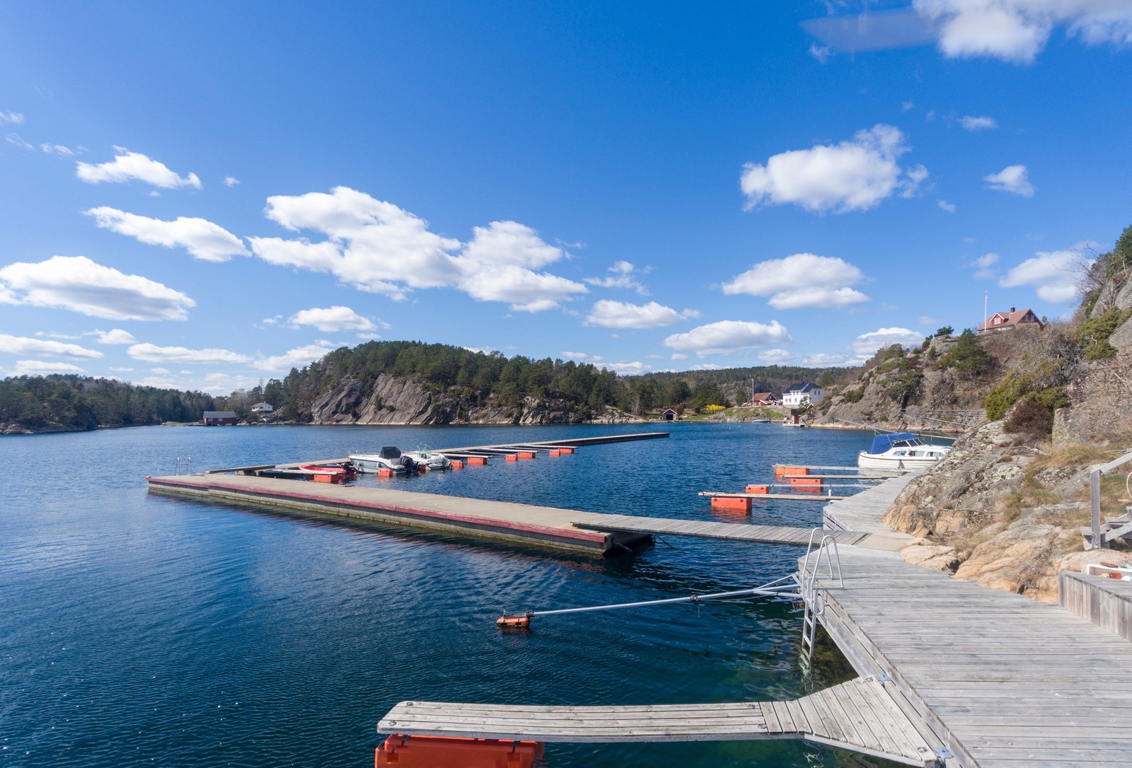 Feltet har sjønær beliggenhet og bare en kort båttur unna ligger Askerøya, Sandøya og Lyngør Galleribilde