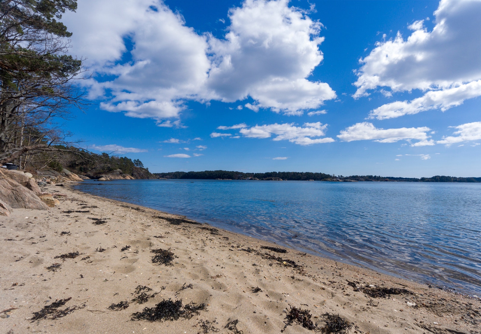 Tomtene har sol hele dagen en liten spasertur unna nærmeste sandstrand Galleribilde