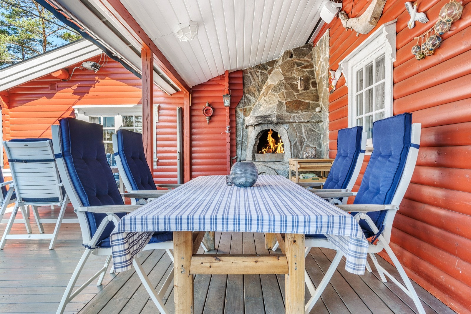 Stor terrasse som dels er overbygget, utepeis Galleribilde