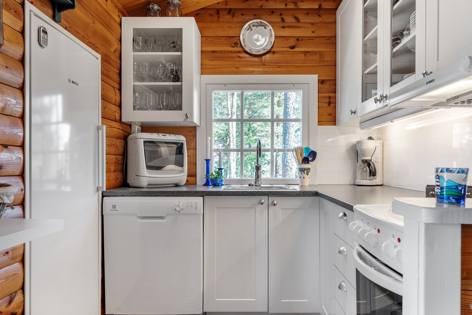 Nyere kjøkkeninnredning med hvitevarer Galleribilde