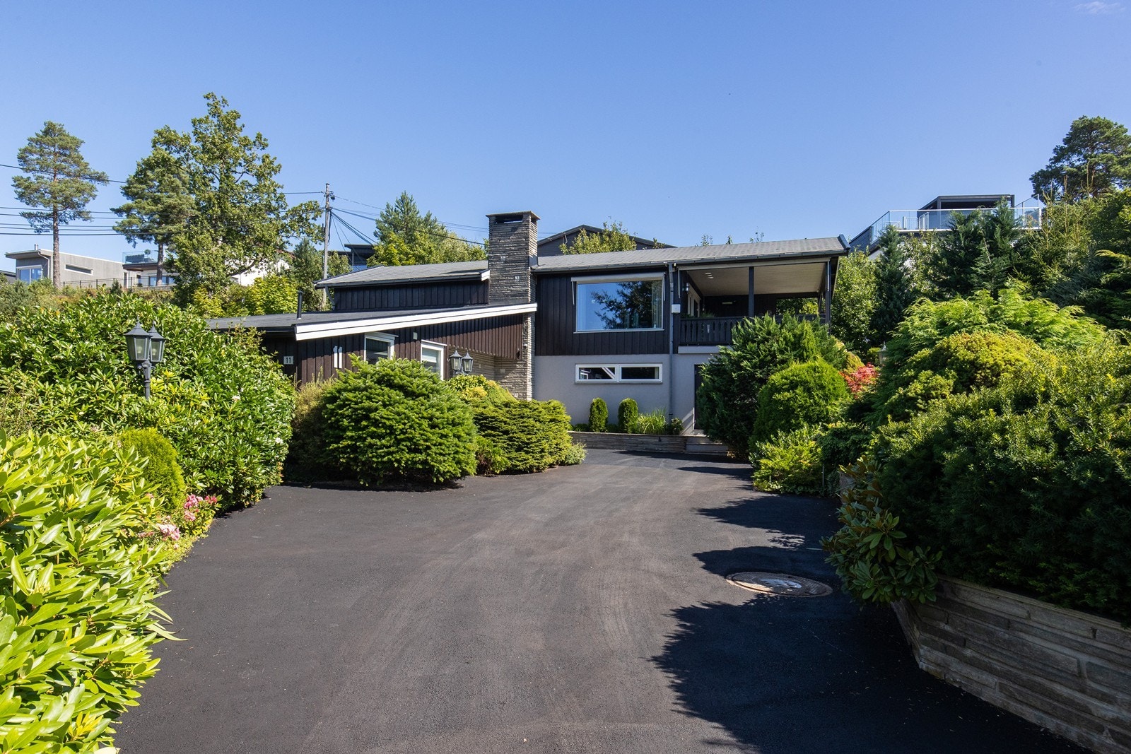 Adkomst og gårdsplass med ny asfalt. Galleribilde