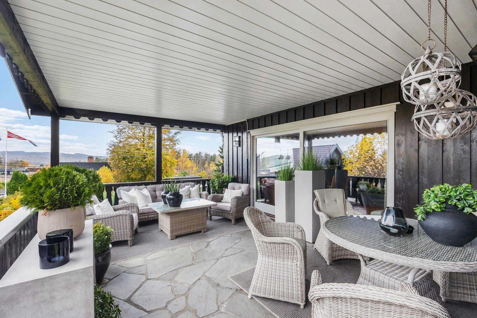 Fantastisk terrasse med tak over hele og markise mot vest. Skyvedør ut fra stuen. Galleribilde