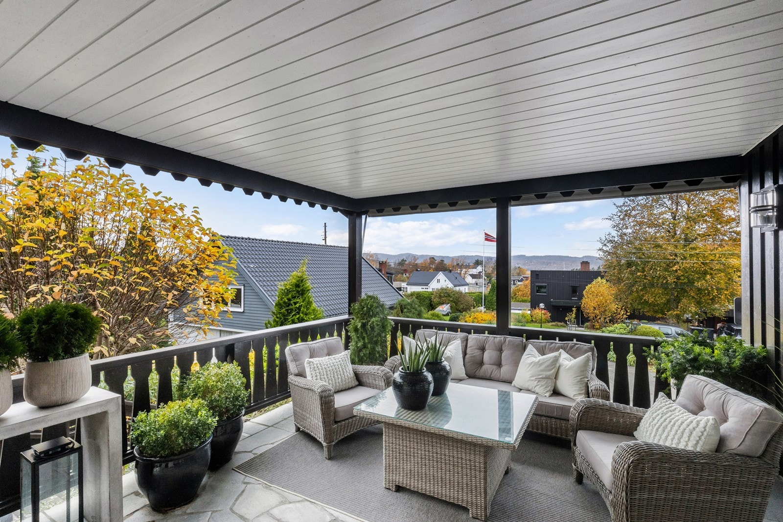 Terrasse med lite innsyn og fin utsikt. Galleribilde