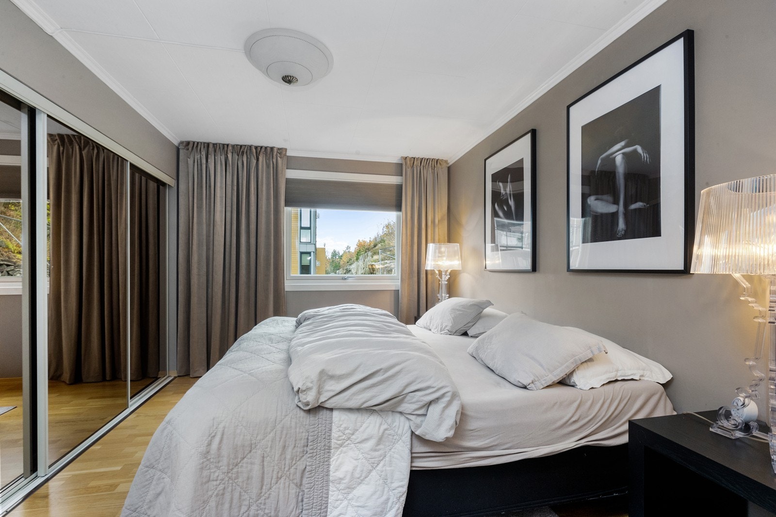 Hovedsoverom med skyvedørsgarderobe Galleribilde