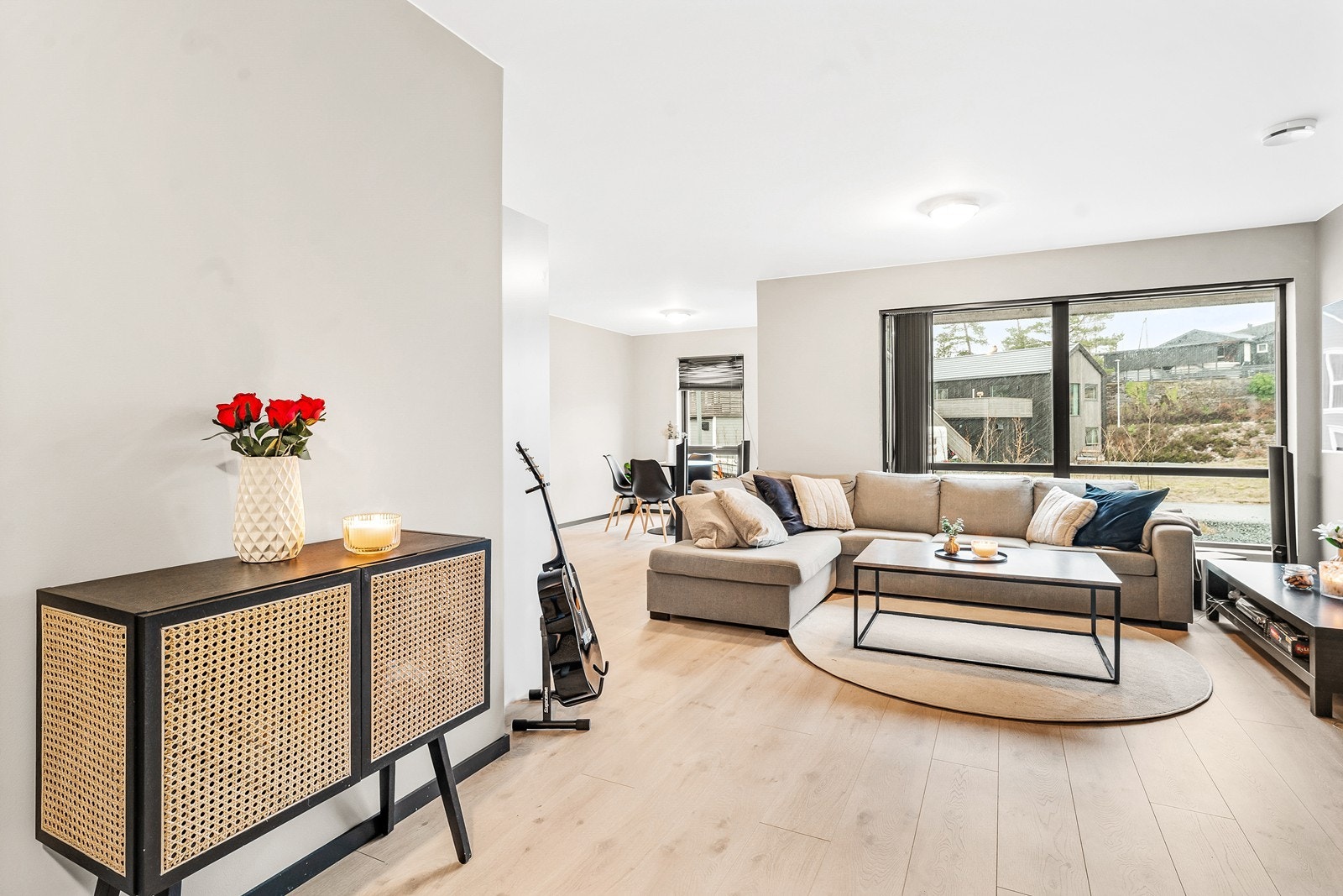 Tomannsboligen stod ferdig bygget i 2022 med moderne kvaliteter, og jevnt over god standard på alt av innredning og utstyr. Galleribilde