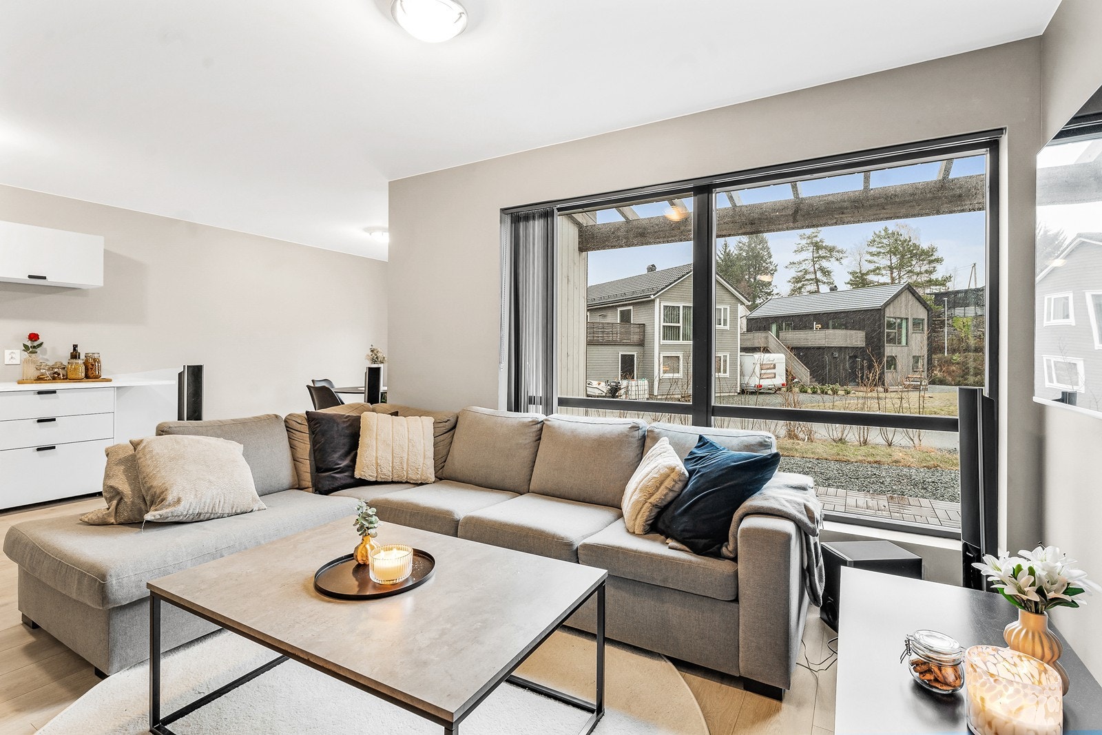 Stuen er lys og innbydende med store vindusflater og terrassedør, som samlet gir et fint lysinnslipp. Galleribilde