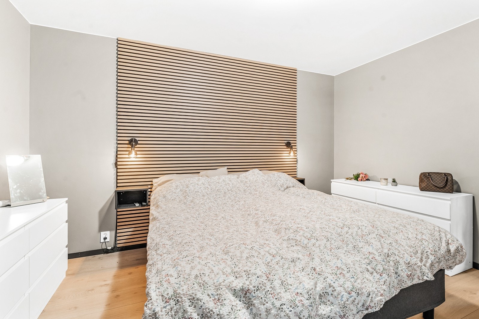 Hovedsoverommet er av meget god størrelse med god plass til dobbeltseng, nattbord og ønsket innredning. Galleribilde