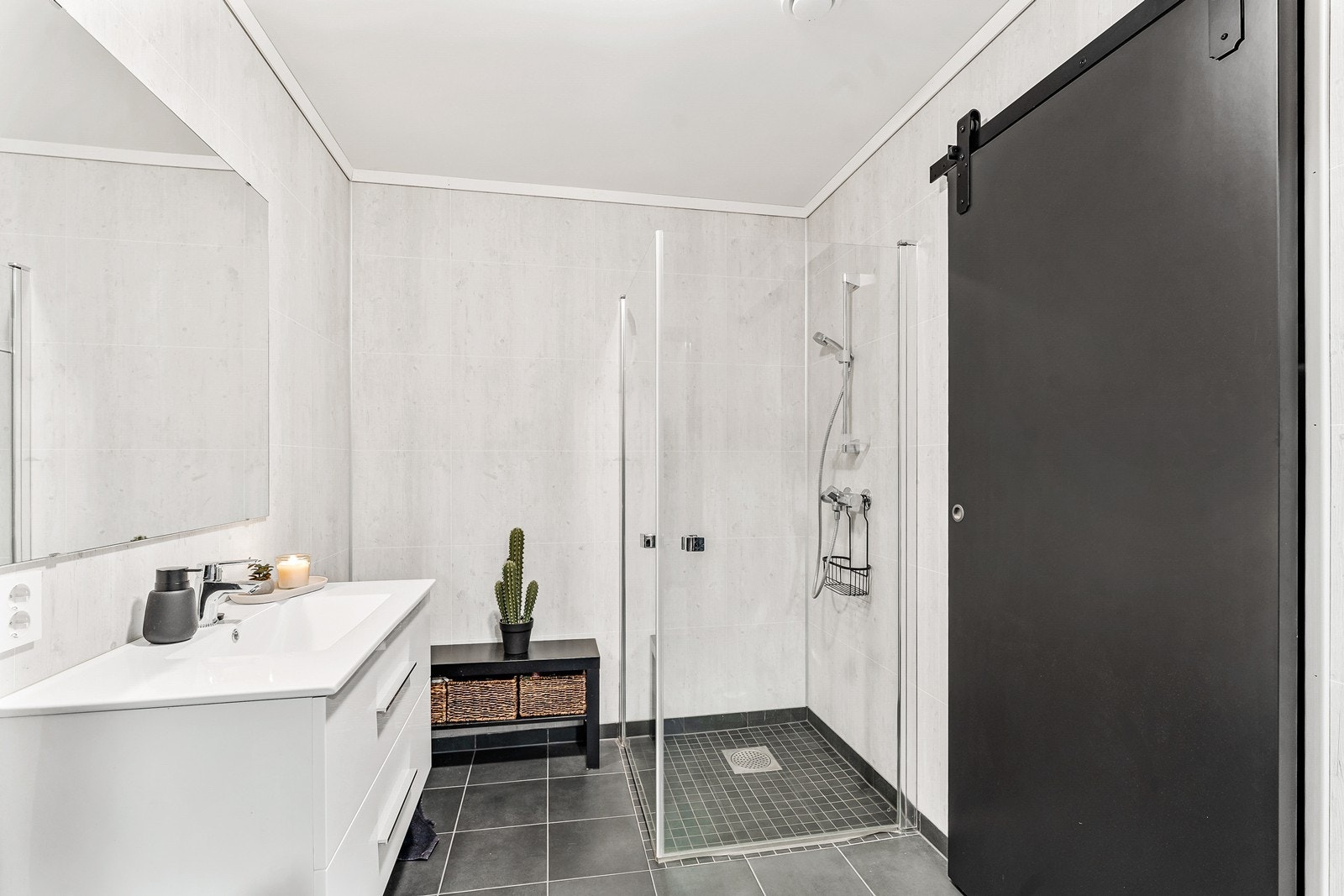 Bad/vaskerom har varmekabler, baderomsplater på vegger og malte plater i taket. Galleribilde