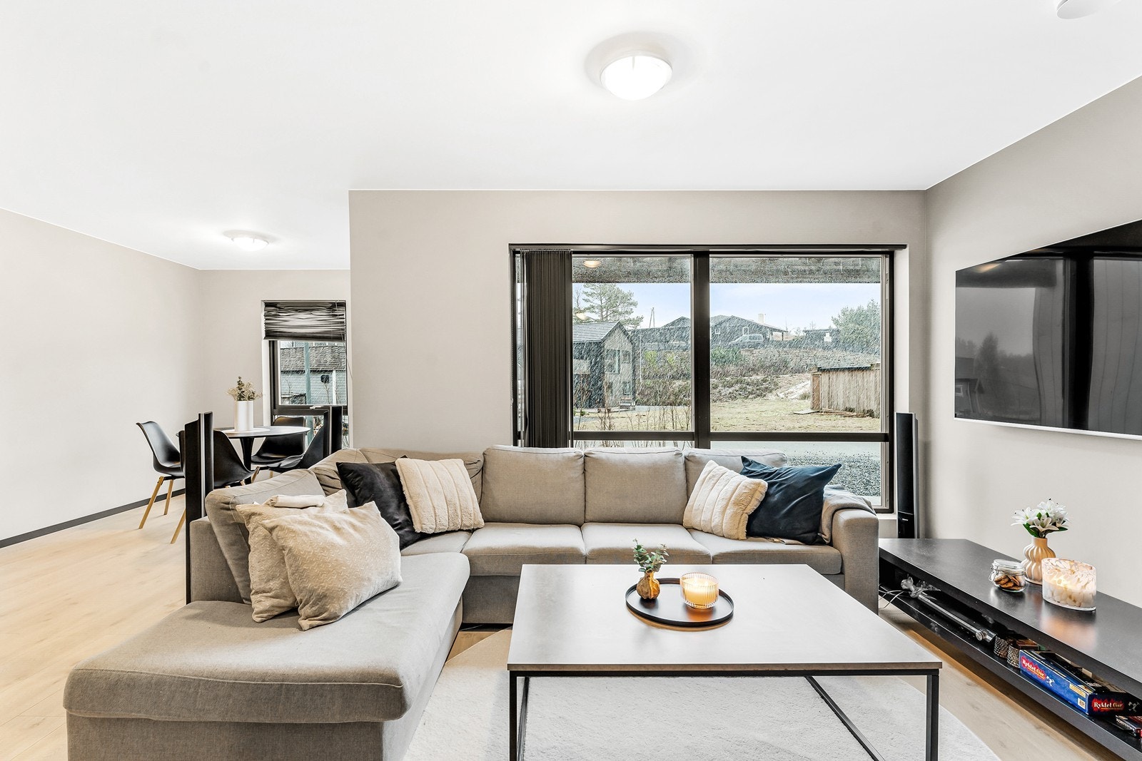 Planløsningen er fornuftig med alt på ett plan og enkel adkomst fra bakkeplan. Galleribilde