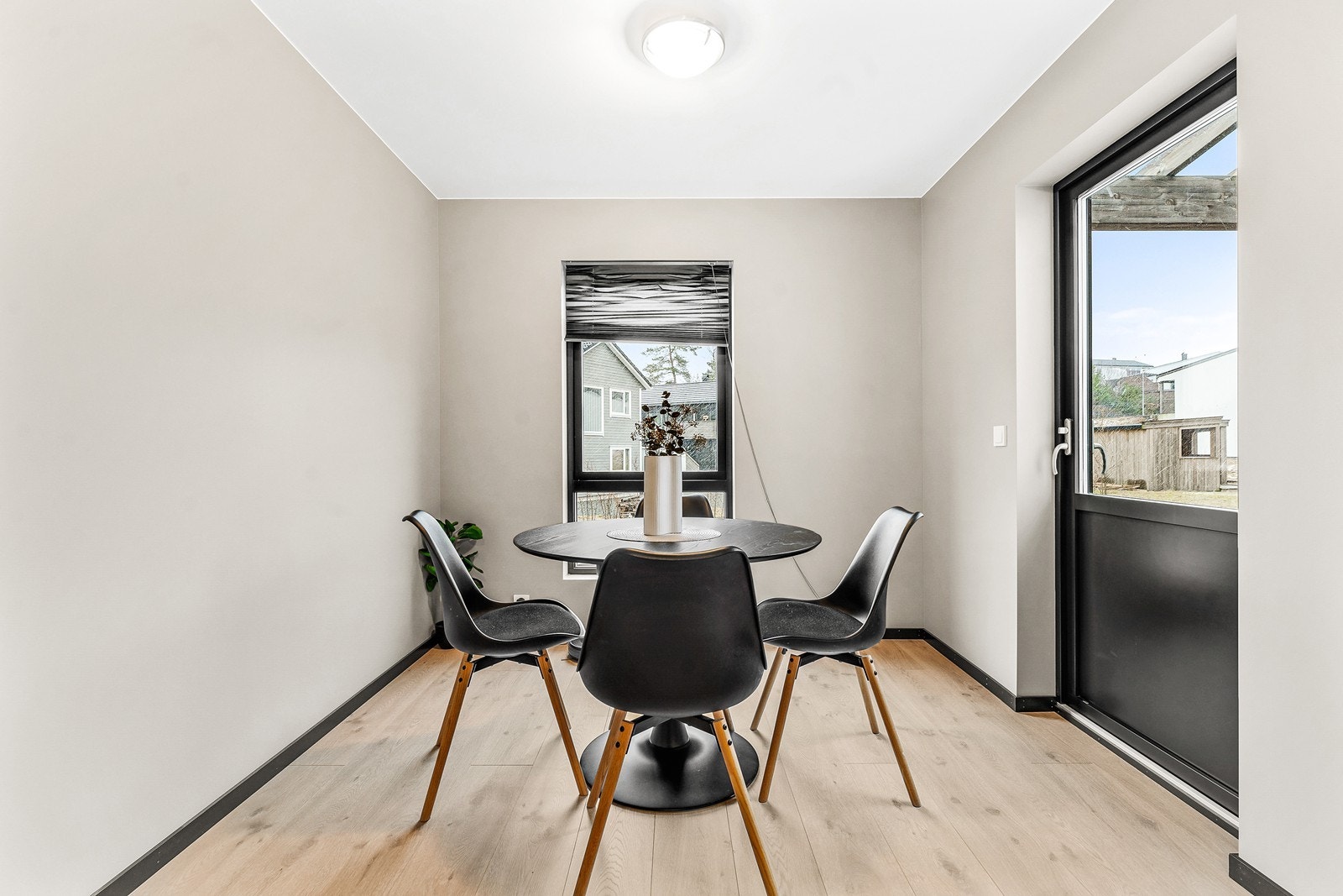 Spisestuen. Galleribilde