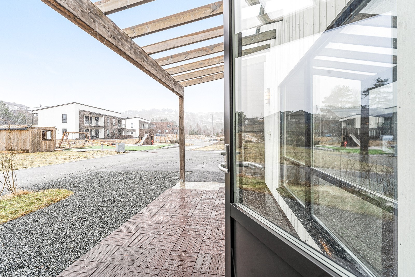 Fra spisestuen er det utgang til en herlig terrasse på som har pergola. Galleribilde