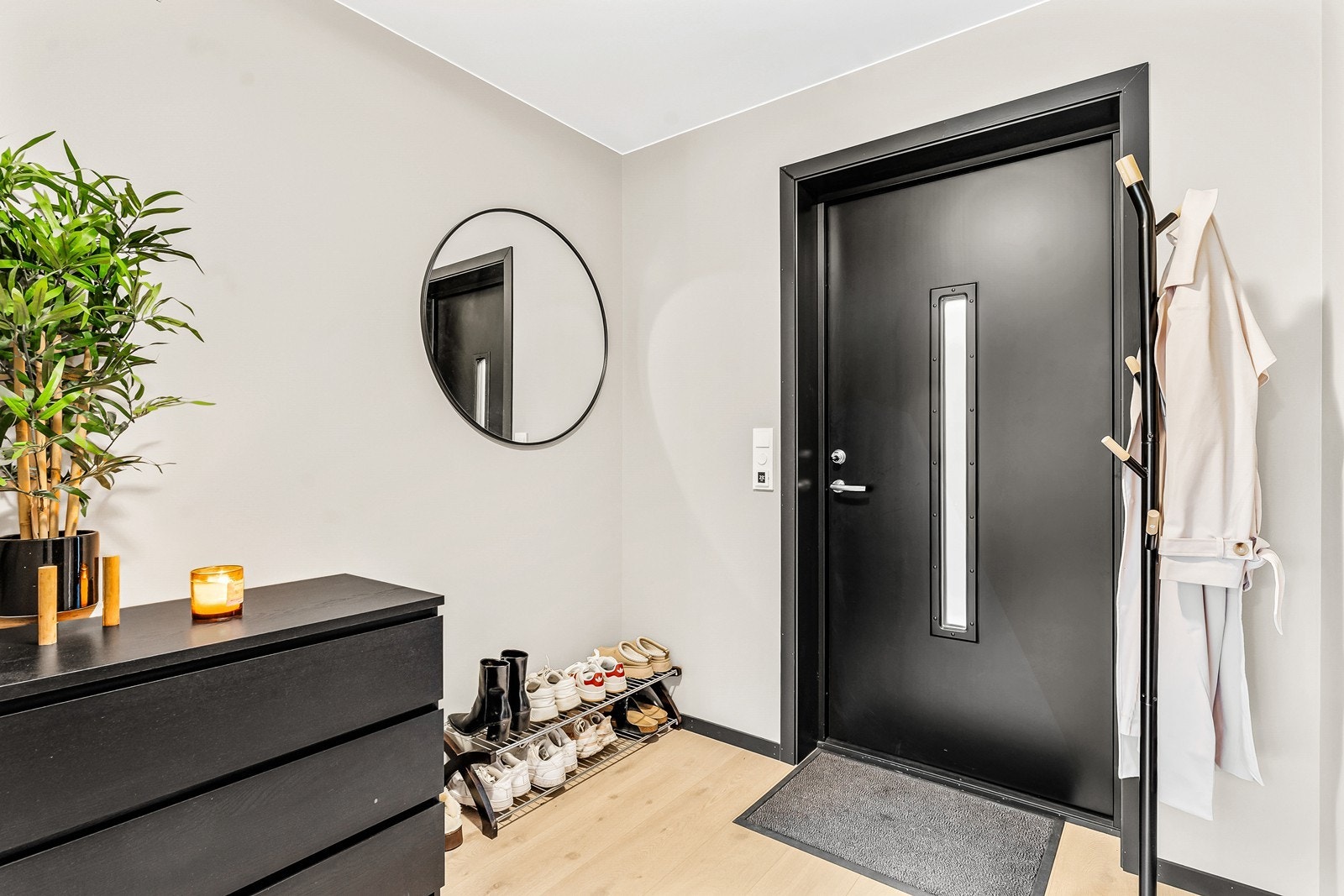Det første som møter deg er en lys og åpen entrédel med god plass til oppbevaring av yttertøy og sko på oppheng, skoskap etc. Galleribilde