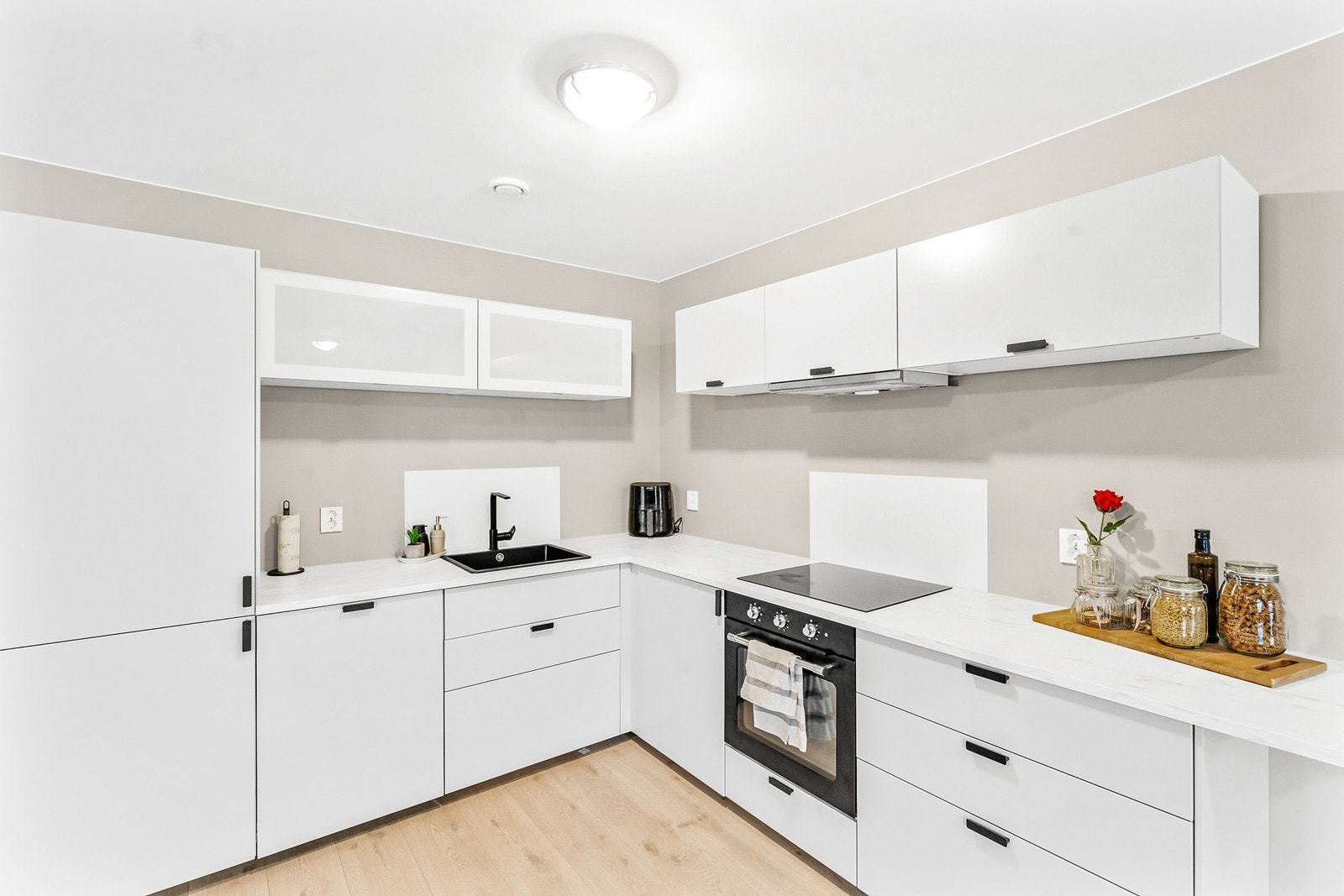 Kjøkkenet er i åpen løsning sammen med stuen. Galleribilde