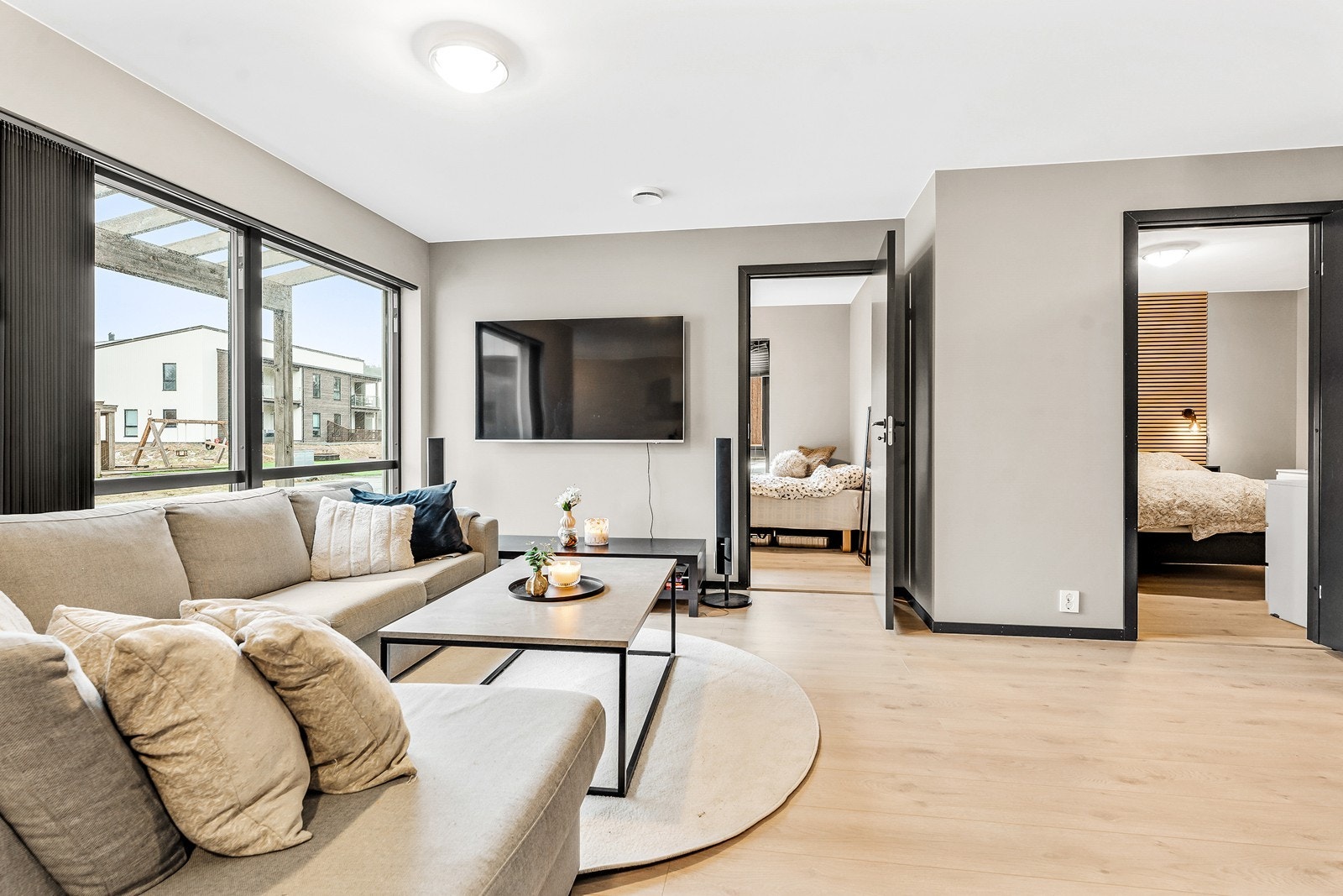 Du legger nok også fort merke til de pene overflatene som består av et lekkert laminatgulv og slette gipsvegger med listefrie overganger til himlingen. Galleribilde