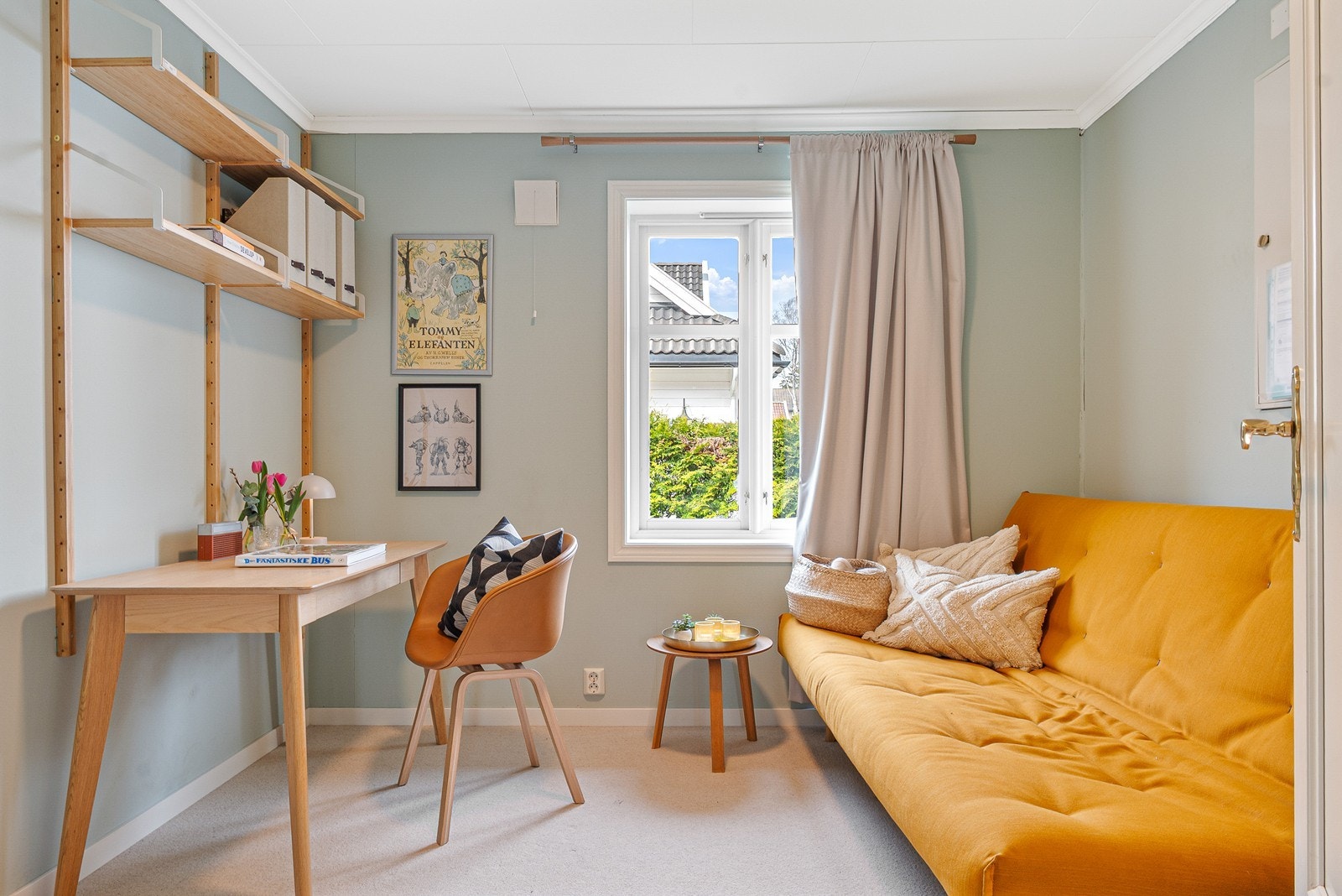 Kontor har adkomst fra bi-inngang ved garasje, med lunt teppe på gulv og god størrelse. Galleribilde