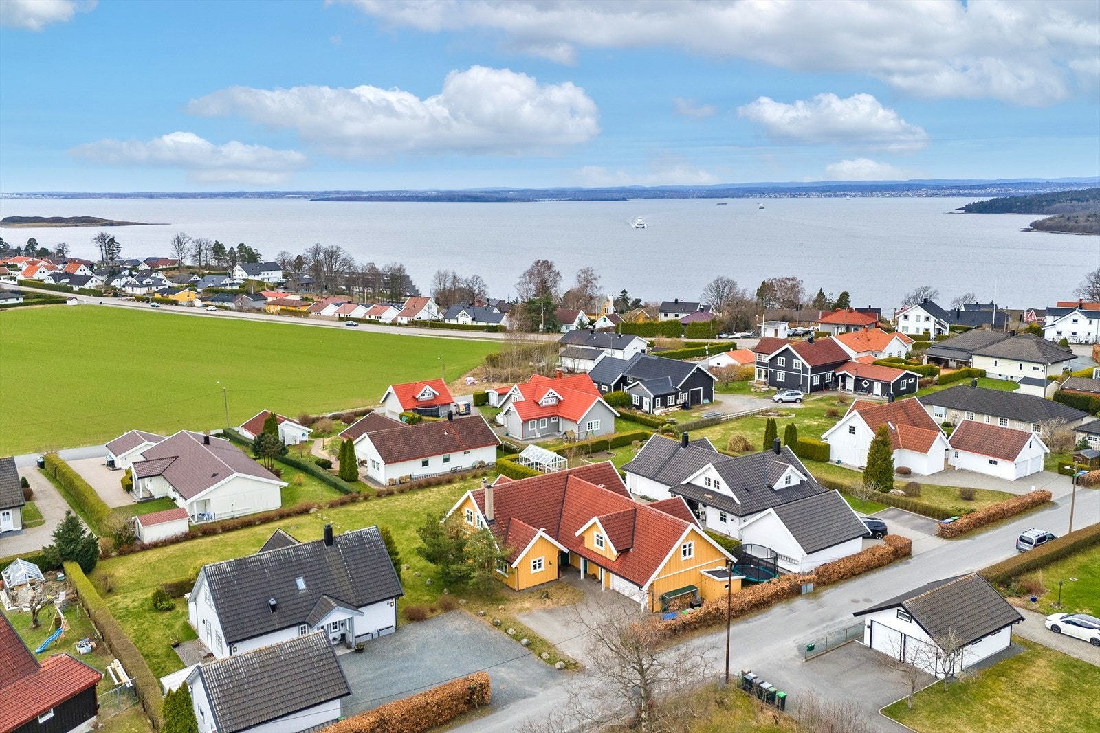 Eiendommen ligger i et rolig og tilbaketrukket nabolag med kort vei til skog, fjord og sjø. Galleribilde