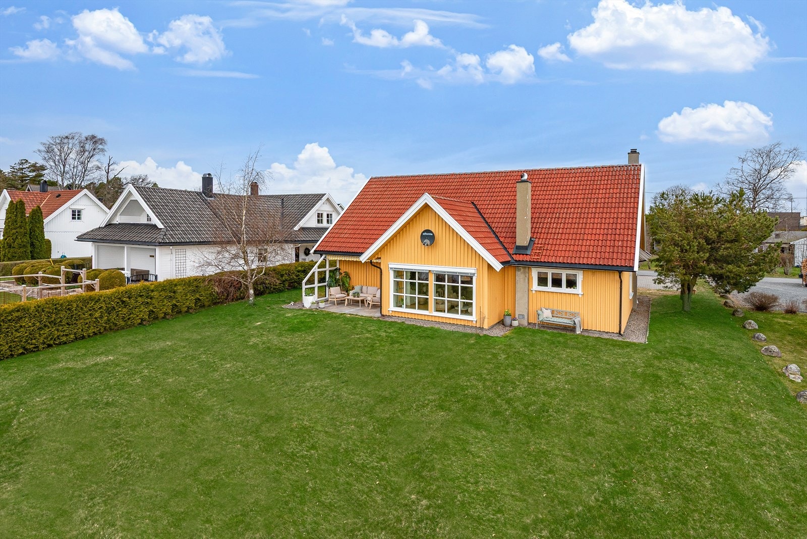 En enebolig med plass til hele familien både inne og ute, samt mulighet for leieinntekt. Galleribilde