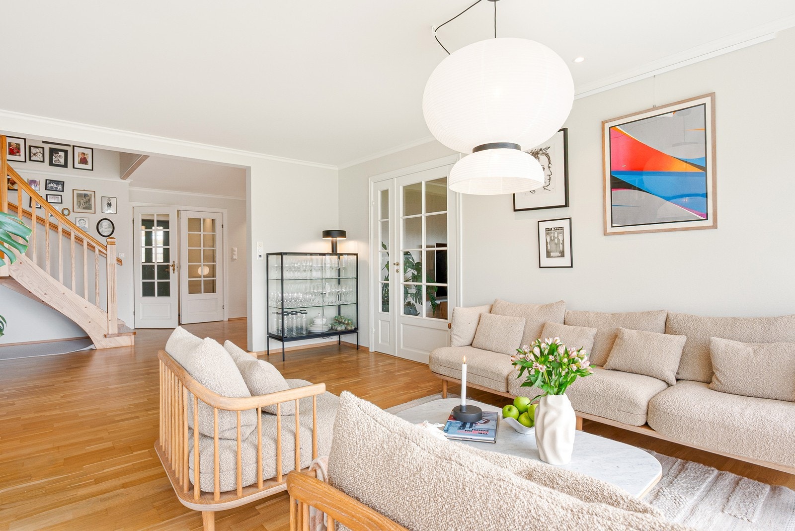Fra gangen fører tofløyet dør med glassfelt inn til hovedstuen. Galleribilde