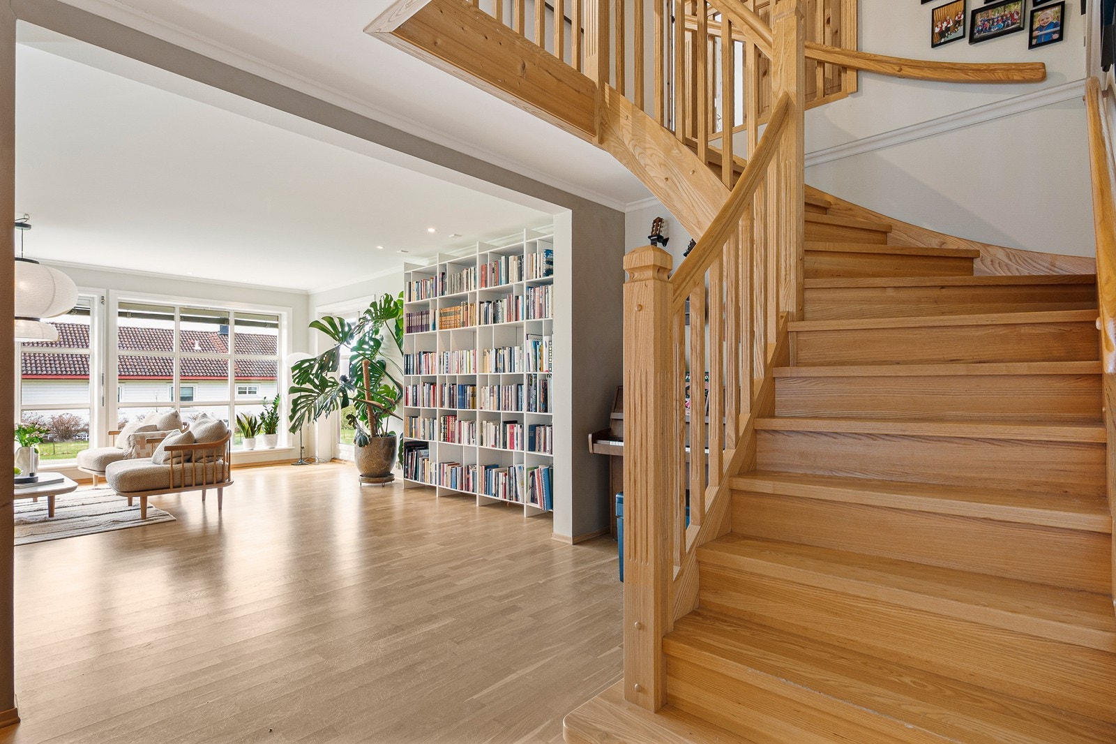 Heltretrapp fører fra stuen og opp til hoveddelens 2. etasje. Galleribilde