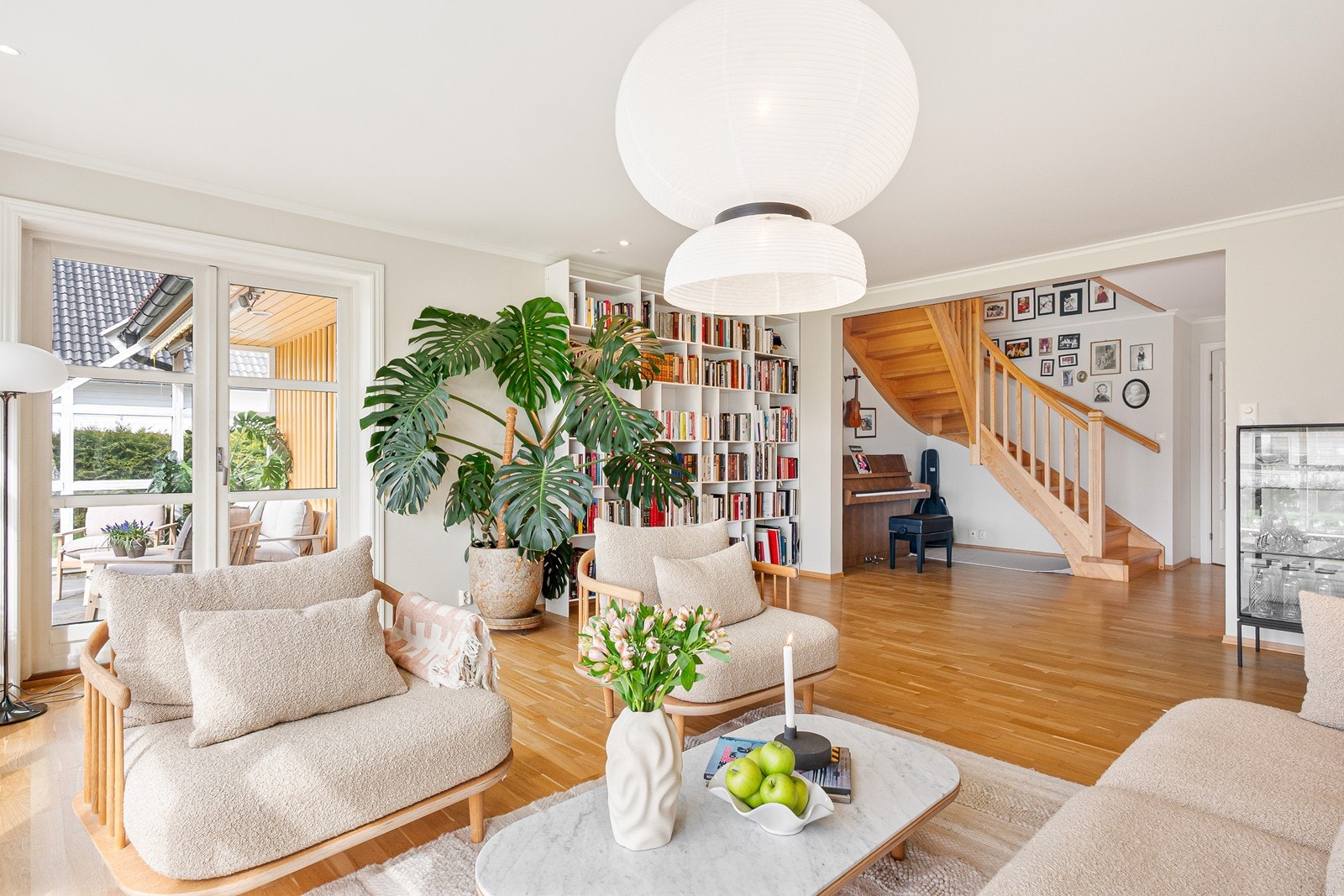 Det er god plass til sofagruppe og annen møblering. Dobbel terrassedør fører ut til uteplass. Galleribilde