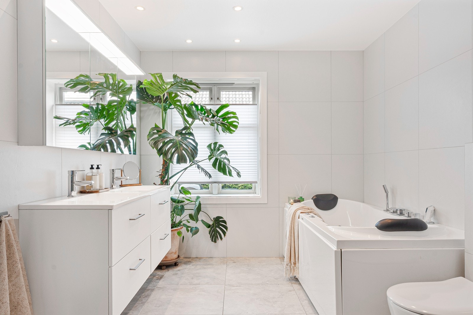 Begge hoveddelens bad ble renovert i 2023 og er meget innbydende med flislagte overflater, gulvvarme og downlights. Galleribilde