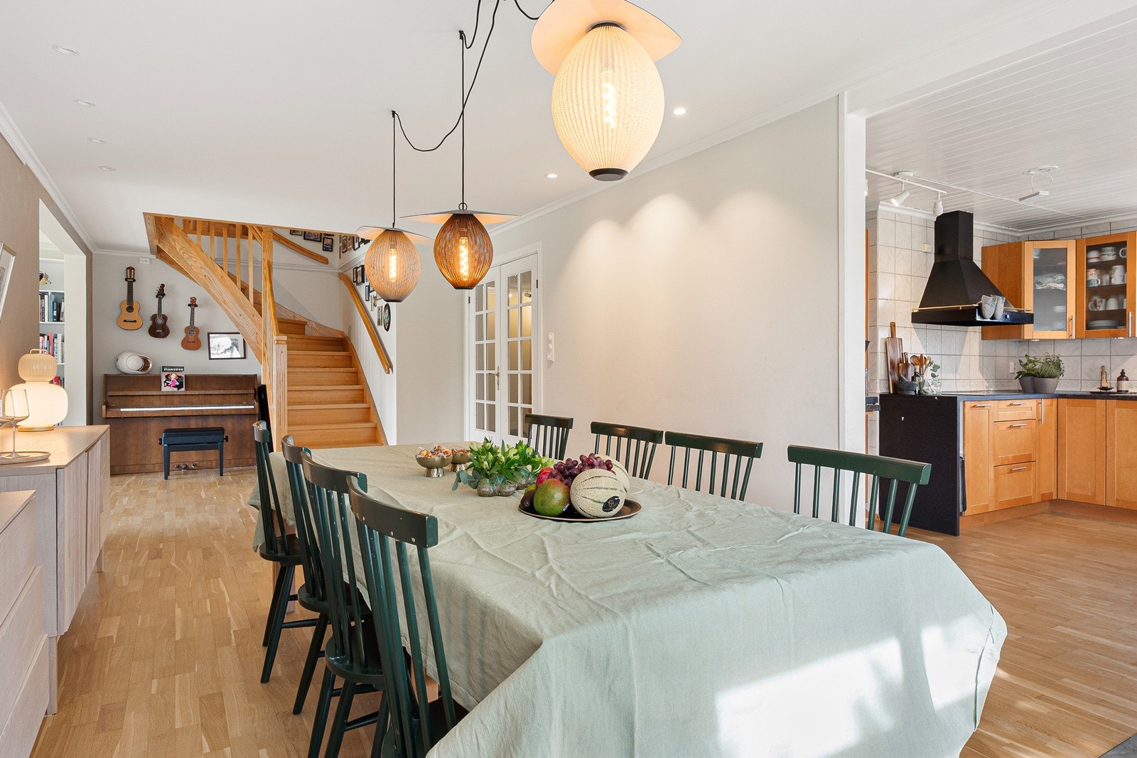 Spisestuen har plass til et stort bord - ypperlig for både hverdagslivet og sosiale sammenkomster. Galleribilde
