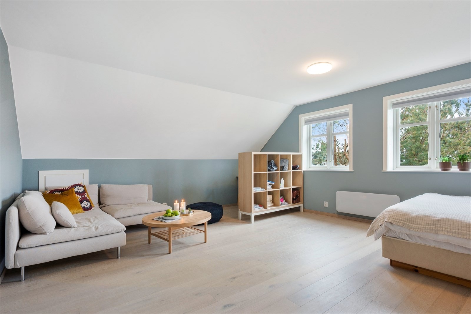 Hoveddelen har innredet 2. etg med flere funksjonelle rom. Disse er ikke omsøkt fra opprinnelig uinnredet loft og dermed ikke godkjent for varig opphold. Galleribilde