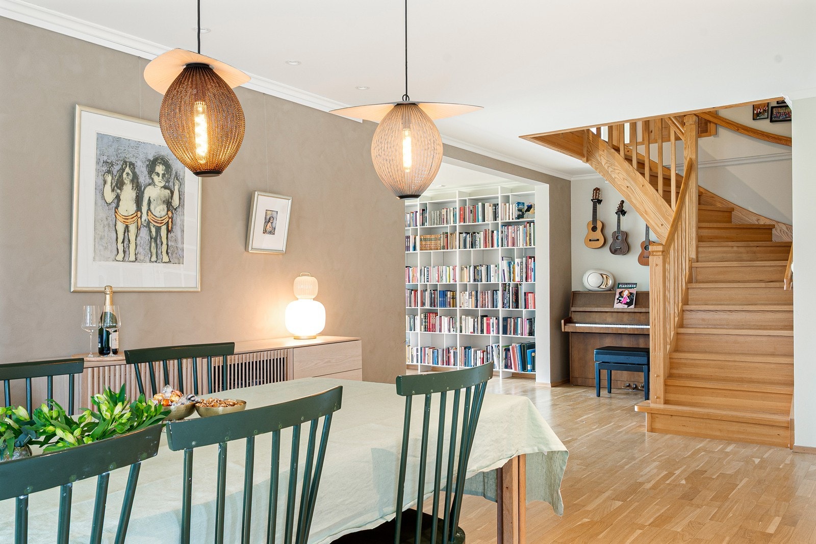 Den åpne løsningen gir fin romflyt, med eikeparkett på gulv, slette overflater og delvis downlights. Galleribilde