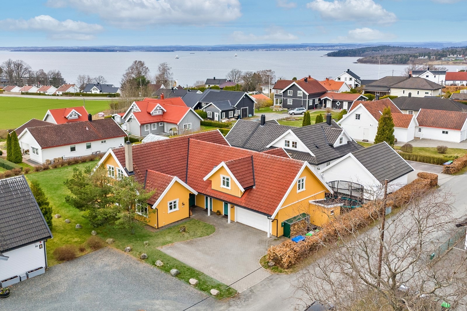 Sentral beliggenhet gir enkel tilgang til et variert tilbud kafeer, restauranter, nisje- og kjedebutikker, dagligvare og helse- og servicetilbud. Galleribilde