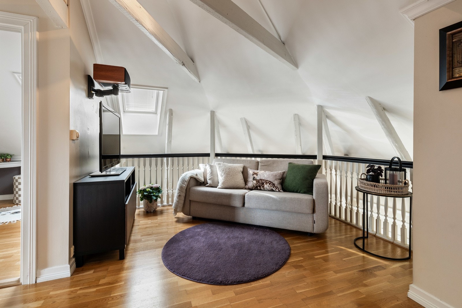 Loftstuen er ikke så stor, men helt perfekt til filmkvelder og avslapning - eventuelt hjemmekontor. Galleribilde