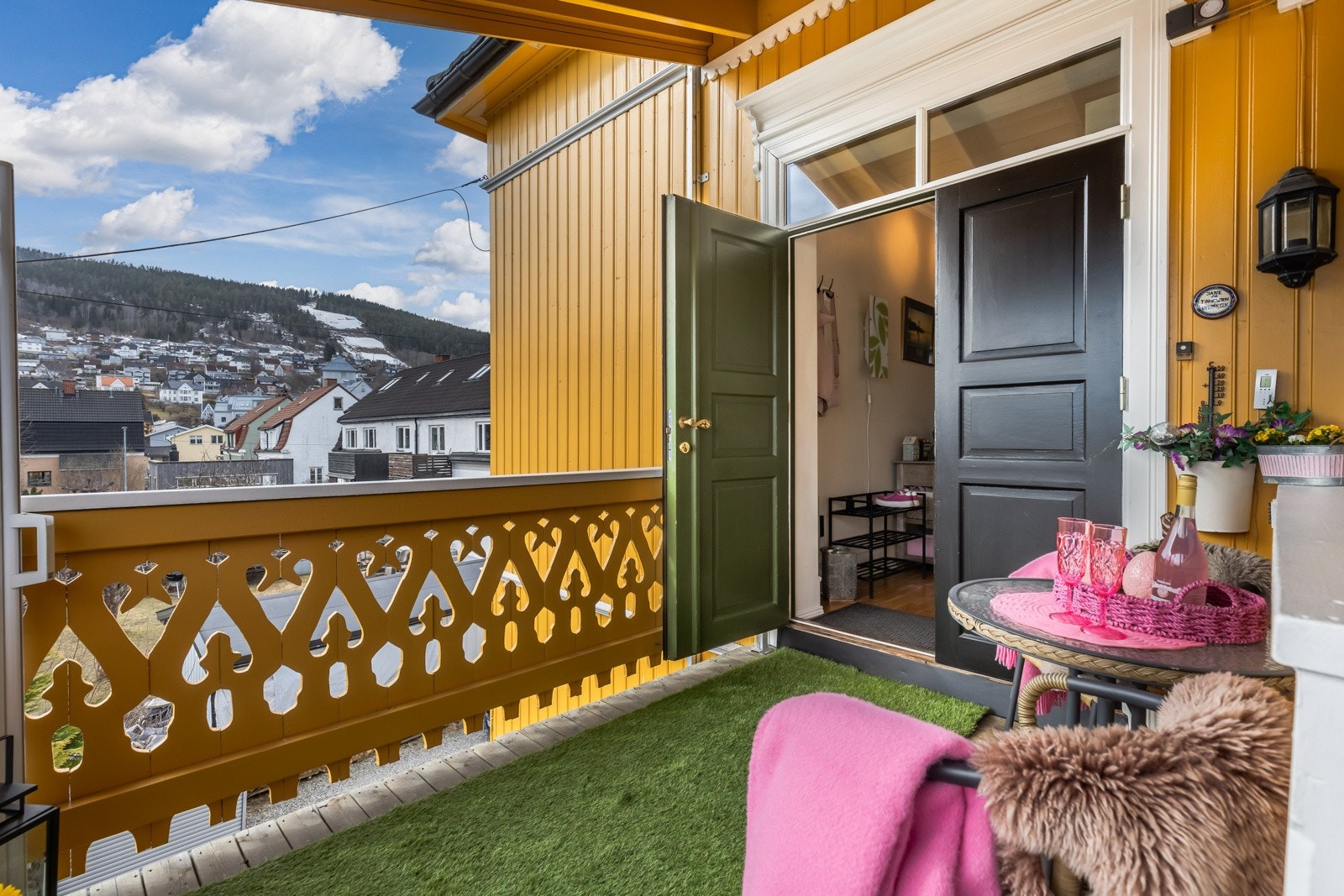 Verandaen er på ca. 7 kvm og har overbygg, rekkverk med pen utsmykning, samt uttrekkbar levegg. Galleribilde