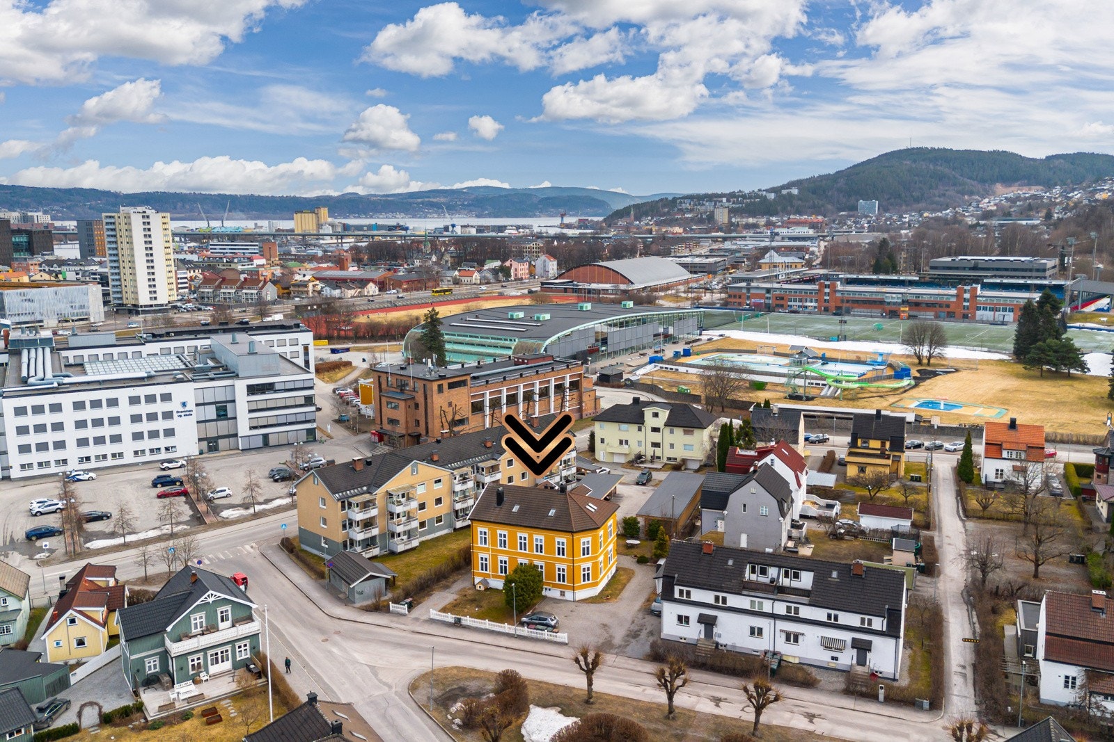 Det er få minutters gange til flott fotball- og skøytebane på Marienlyst, Drammenshallen og populære Drammensbadet Galleribilde