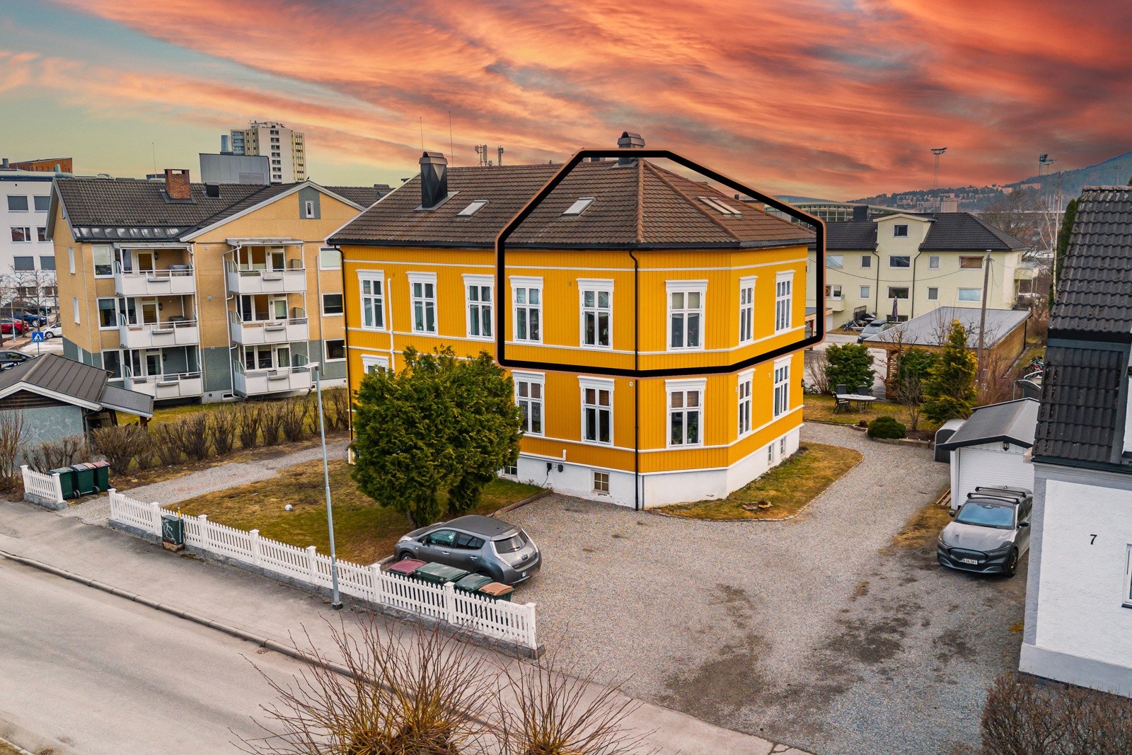 Dette er en lys, sjarmerende og gjennomgående 4-roms selveierleilighet over to plan Galleribilde