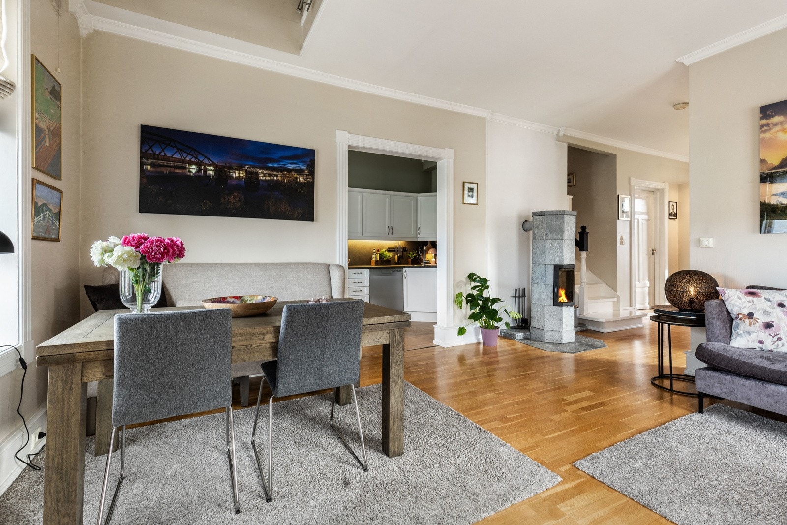 Det er god møbleringsfrihet med god plass til sofamøblement og spisebord. Galleribilde