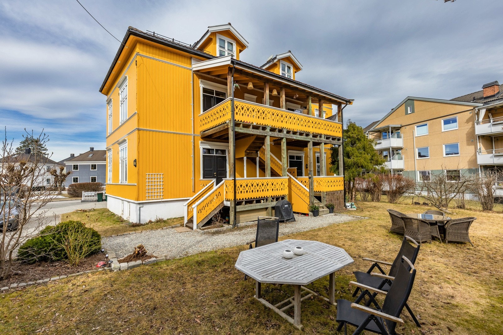 Felles uteområde er pent opparbeidet med gruslagt gårdsplass og en koselig hage. Galleribilde