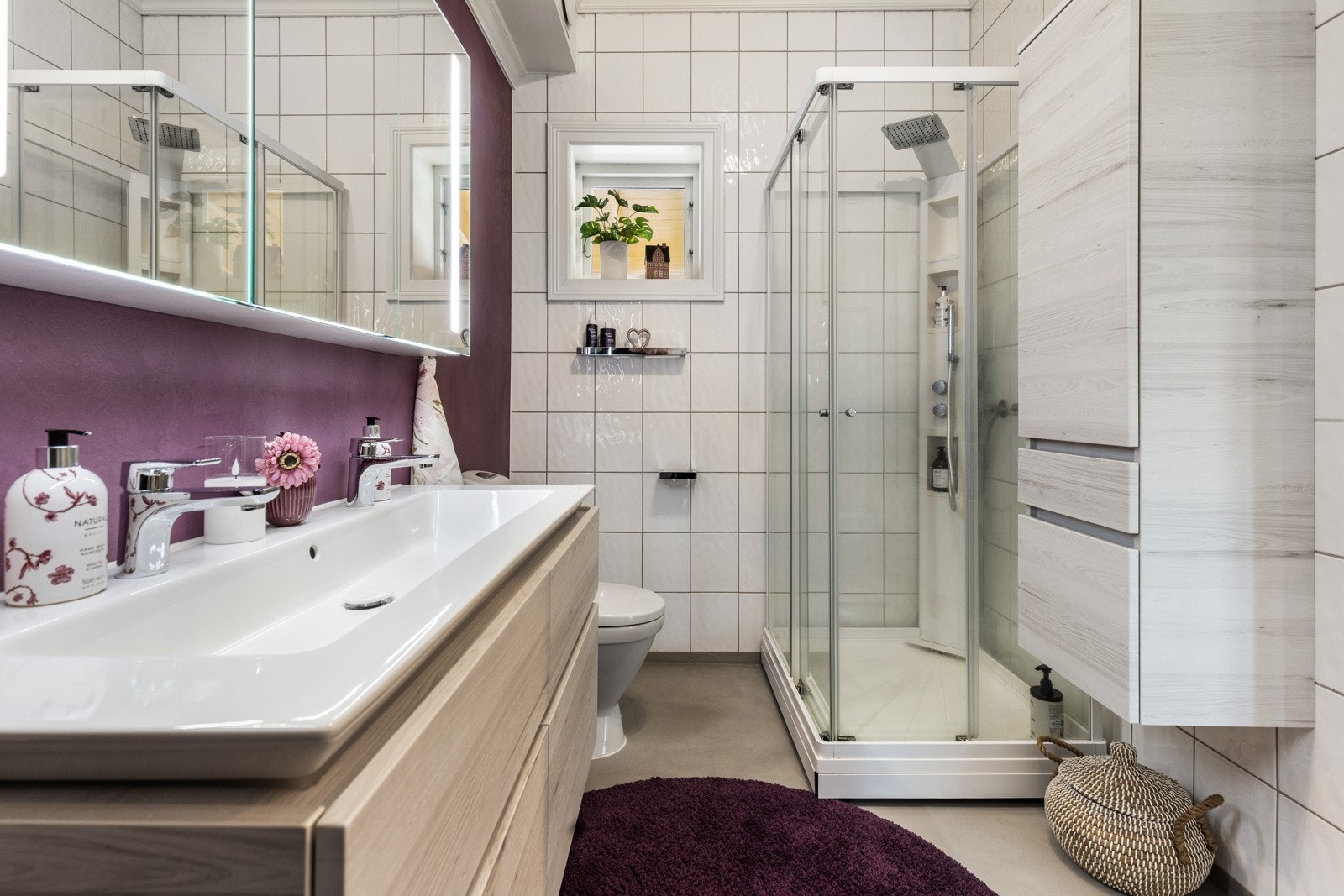 Hovedbadet har nyere innredning og består av et høyskap, samt et bredt skuffemøblement med heldekkende dobbelservant. Galleribilde
