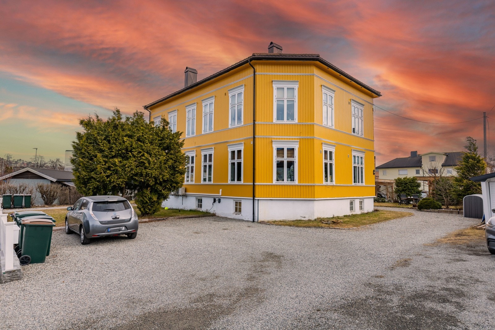 Det medfølger en biloppstillingsplass med elbillader. Galleribilde