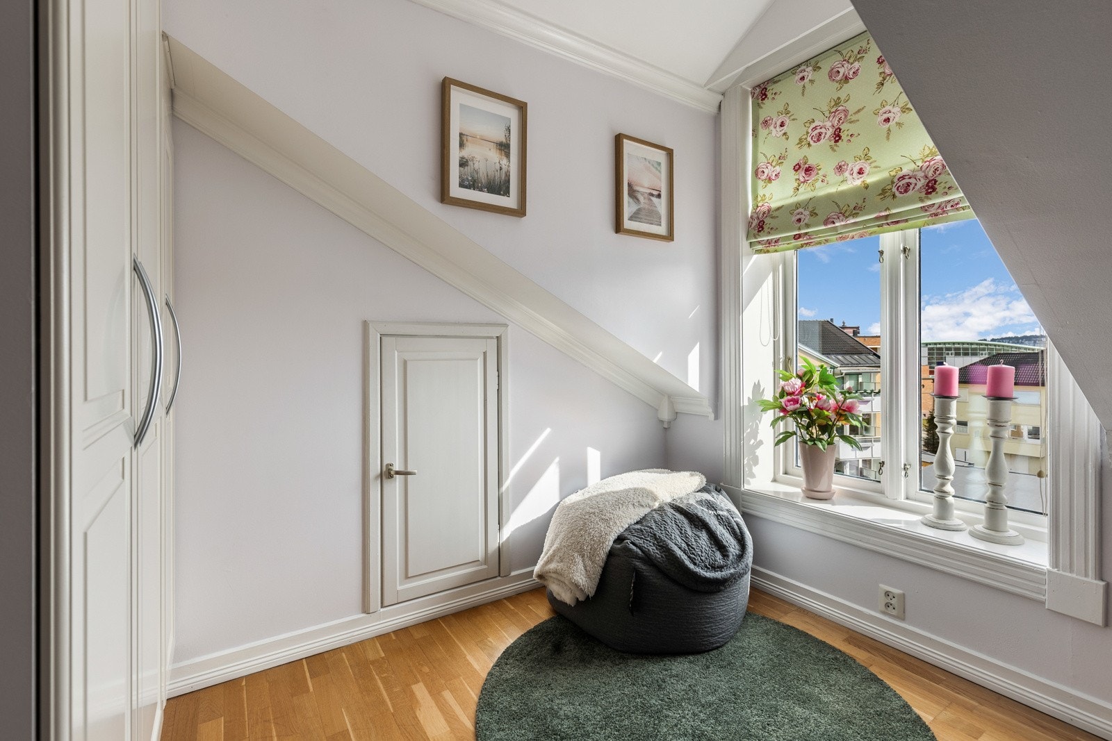 Soverommet har også lagring i kott, med strømuttak. Galleribilde