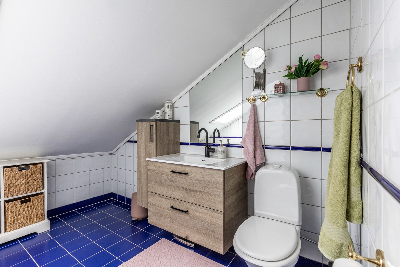 Badet på loftet har også nyere innredning med moderne utførelse, samt gulvmontert toalett og badekar. Galleribilde